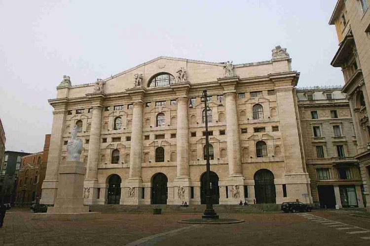Palazzo Mezzanotte, Piazza Affari