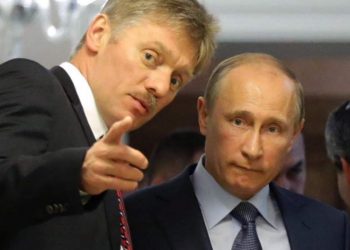 Dmitry Peskov, il portavoce del Cremlino, assieme al presidente russo Vladimir Putin