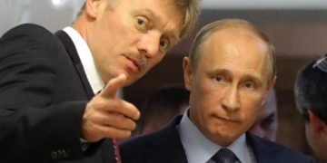Dmitry Peskov, il portavoce del Cremlino, assieme al presidente russo Vladimir Putin