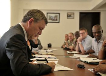 Philippe Lazzarini (in primo piano) assieme ad altri esponenti dell'Onu