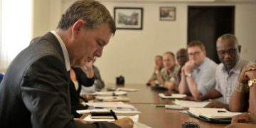 Philippe Lazzarini (in primo piano) assieme ad altri esponenti dell'Onu