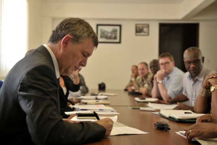 Philippe Lazzarini (in primo piano) assieme ad altri esponenti dell'Onu