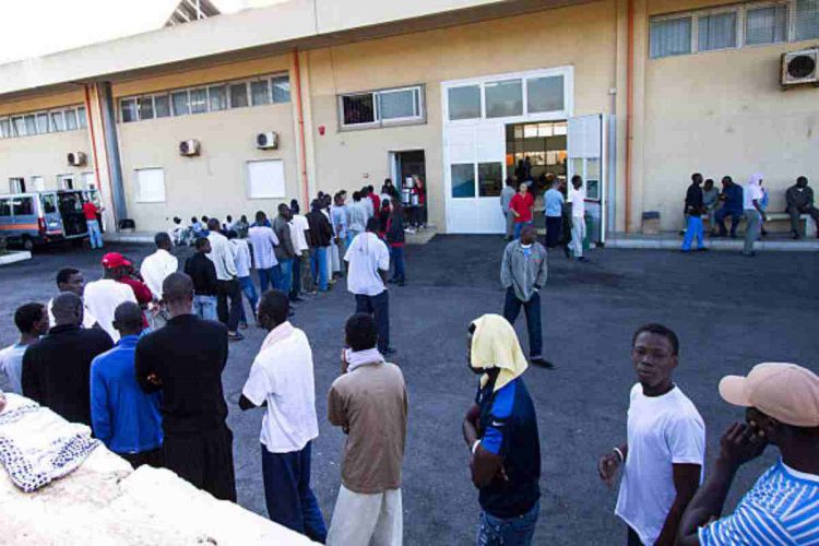 Record di sbarchi di immigrati irregolari in Gran Bretagna