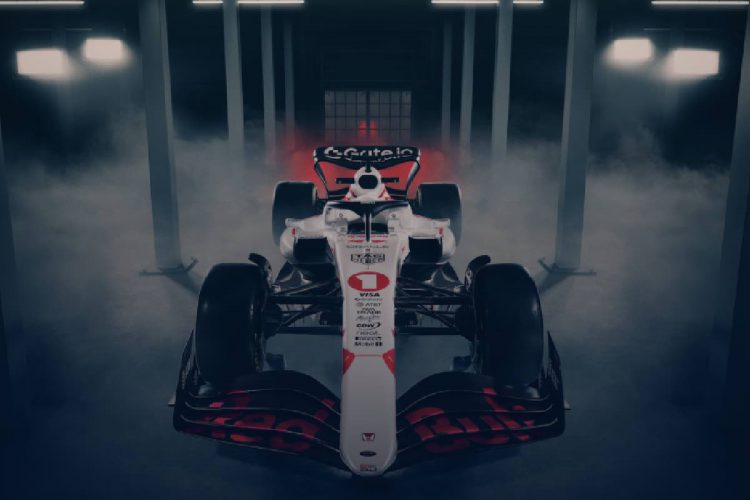 Nuova macchina Red Bull con livrea bianca e rossa