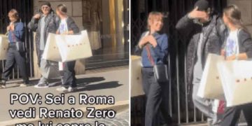 Renato Zero si copre il volto davanti a un fan