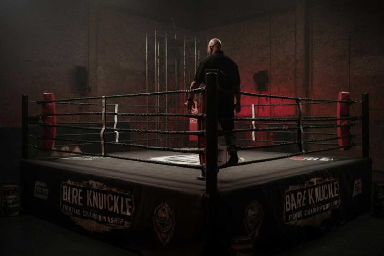 Un ring del Ring Bare Knuckle Fighting Championship con all'interno un uomo