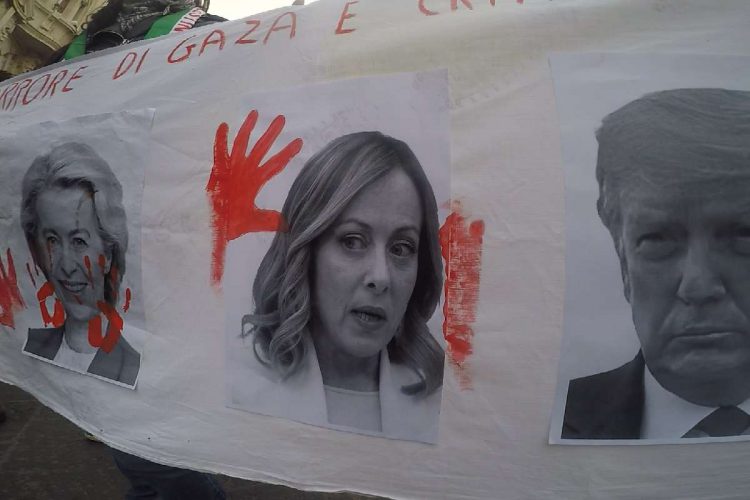 Uno striscione nel quale viene denunciata la resposabilità di Meloni e altri politici per quanto sta avvenendo a Gaza