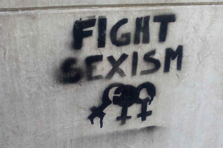 Un graffito contro il sessismo