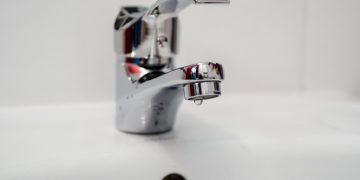 Un rubinetto da cui l'acqua manca ed esce a fatica