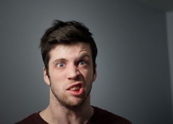 Un uomo con una paralisi del volto