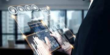 Un uomo intento a controllare i dati con l'IA