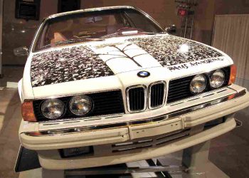 Una BMW 635CSi dipinta da Rauschenberg nel 1985 nell'ambito del progetto BMW Art Car