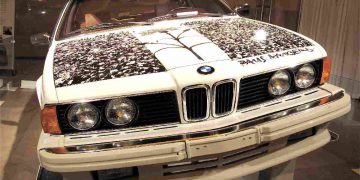 Una BMW 635CSi dipinta da Rauschenberg nel 1985 nell'ambito del progetto BMW Art Car