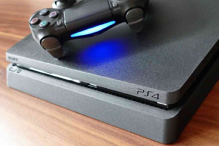 Una PlayStation 4 (PS4) sviluppata e creata dall'azienda giapponese Sony
