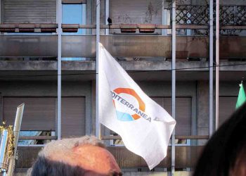 Una bandiera della Ong Mediterranea