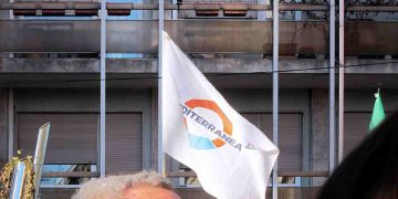 Una bandiera della Ong Mediterranea