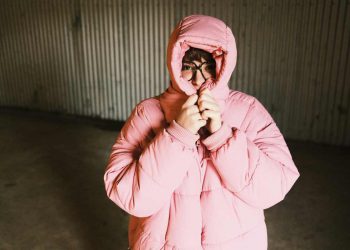 Una donna che ha freddo