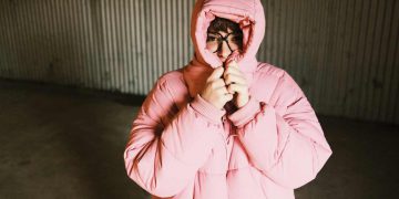 Una donna che ha freddo