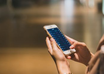 Una donna con in mano uno smartphone