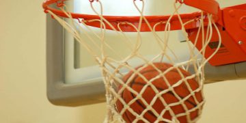 Una palla da basket che entra nel canestro