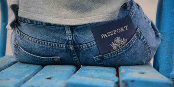 Una persona con un passaporto in tasca