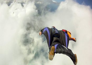 Una persona si getta nel vuoto indossando una tuta alare