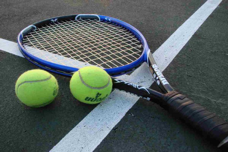 Una racchetta da tennis e delle palline