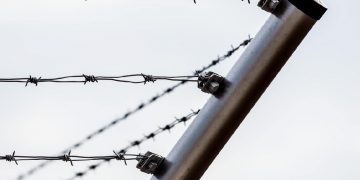 Una recinzione con del filo spinato