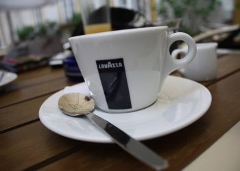 Una tazzina con sopra il logo di Lavazza