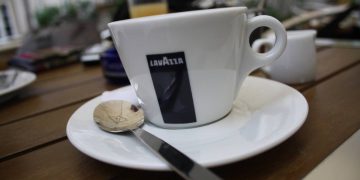 Una tazzina con sopra il logo di Lavazza