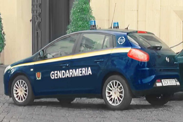 Un'auto della gendarmeria vaticana 26-4-2025 AlanewsUn'auto della gendarmeria vaticana