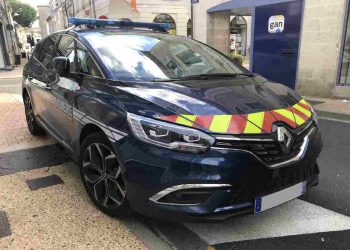 Un'auto della polizia francese