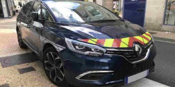 Un'auto della polizia francese