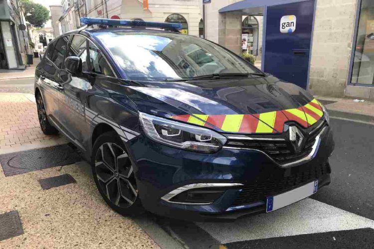 Un'auto della polizia francese