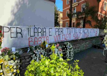 Uno striscione in memoria di Ilaria Sula e delle altre vittime dei femminicidi
