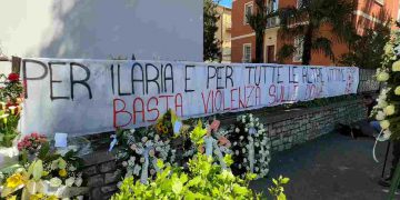 Uno striscione in memoria di Ilaria Sula e delle altre vittime dei femminicidi