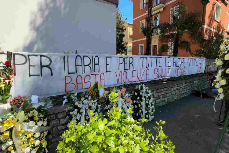 Uno striscione in memoria di Ilaria Sula e delle altre vittime dei femminicidi