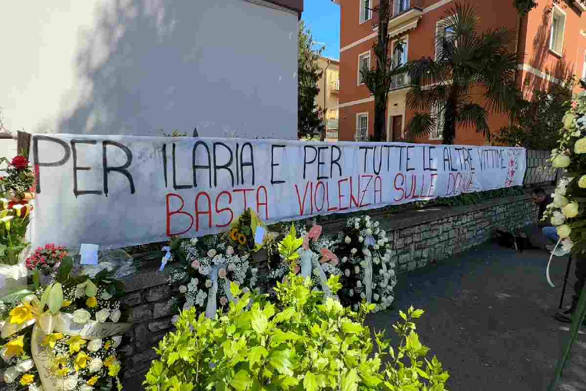 Uno striscione in memoria di Ilaria Sula e delle altre vittime dei femminicidi