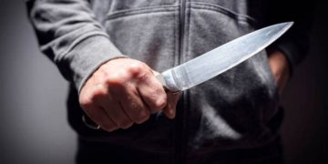 Un uomo con in mano un coltello