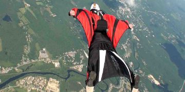 Uomo che vola con una tuta alare