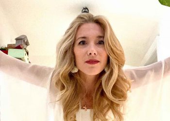 Gatto cade dal balcone e colpisce in testa una passante: la vittima è un’ex stella della tv