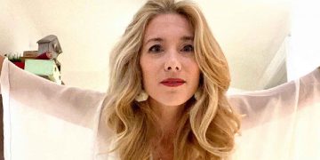 Gatto cade dal balcone e colpisce in testa una passante: la vittima è un’ex stella della tv