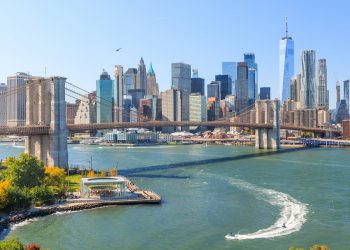 New York: un elicottero  si schianta nell’Hudson. Sei morti, una famiglia spagnola con 3 bimbi e il pilota