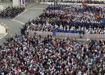 Papa Leone XIV, oltre centomila fedeli in Piazza San Pietro per il primo Regina Caeli del nuovo Pontefice