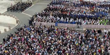 Papa Leone XIV, oltre centomila fedeli in Piazza San Pietro per il primo Regina Caeli del nuovo Pontefice