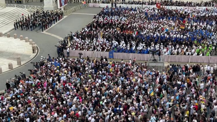 Papa Leone XIV, oltre centomila fedeli in Piazza San Pietro per il primo Regina Caeli del nuovo Pontefice