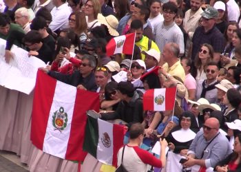 Bandiere del Perù per Papa Leone XIV, Robert Francis Prevost