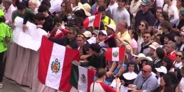 Bandiere del Perù per Papa Leone XIV, Robert Francis Prevost