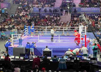 Angela Carini (in blu) durante il suo controverso match contro Imane Khelif