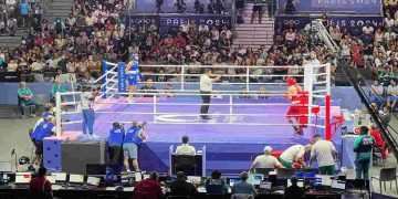 Angela Carini (in blu) durante il suo controverso match contro Imane Khelif